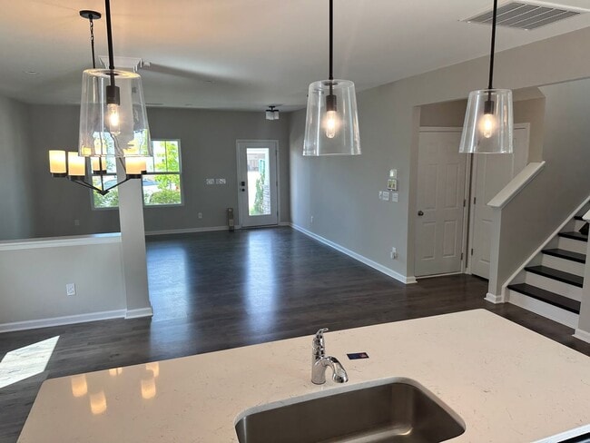 Building Photo - Brand New 5 Bedroom Model Home