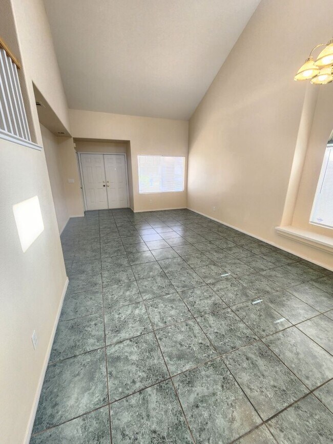 Foto del edificio - 3 bedroom, 2,007 sq ft home near Desert Br...
