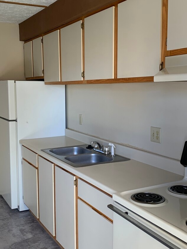 Building Photo - 1660 Lakeview Dr
