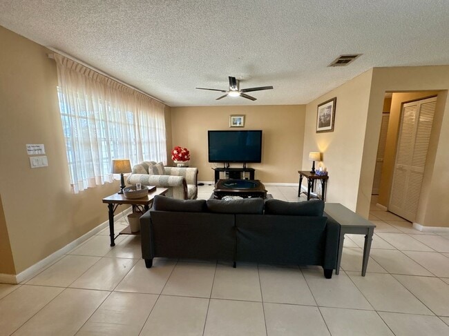 Foto del edificio - 2147 Sandalwood Dr