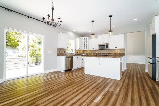 Foto del edificio - Echo Falls Executive Retreat | Hot Tub | Detached Office | Landscaping Included- AVAILABLE NOW FO...