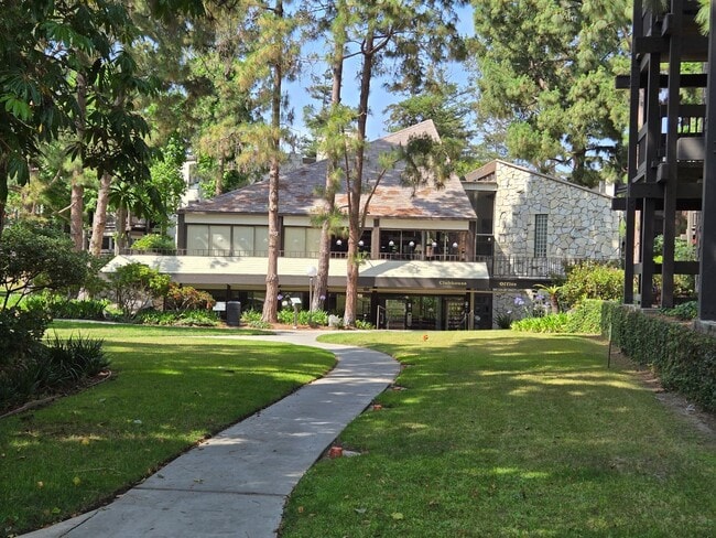 Building Photo - 3 Bedroom Apartment near to LMU, minutes t...