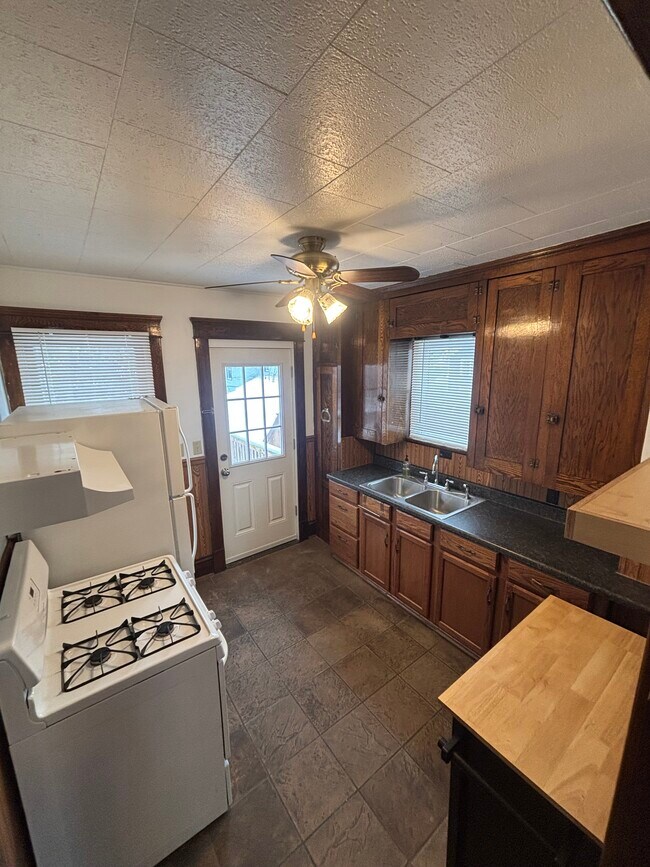 Foto del edificio - 430 Clinton Ct