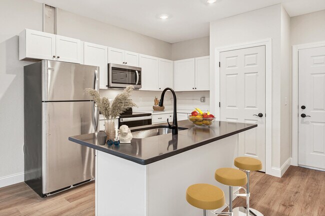 Foto del edificio - 2577 N Downer Ave