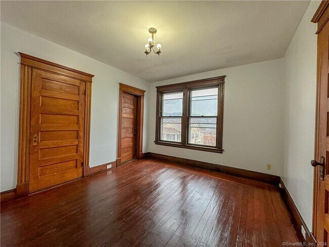 Building Photo - 153 Easton Ave