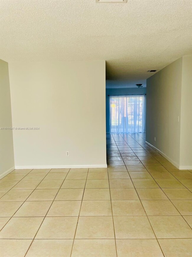 Building Photo - 4503 SE Ontario Dr
