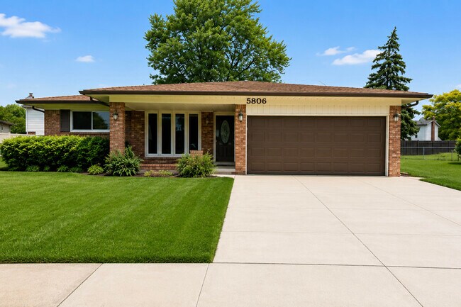 Foto del edificio - 5806 Wedgewood Rd
