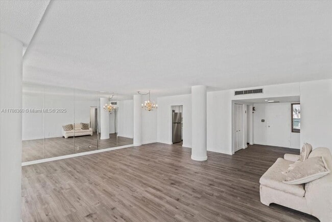 Building Photo - 900 Bay Dr