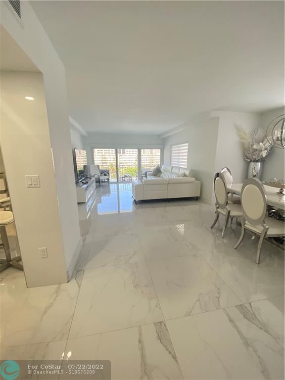 Building Photo - 300 Bayview Dr