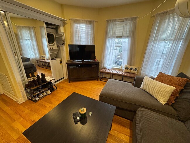 Foto del edificio - Davis Square Closest train = Davis Square ...