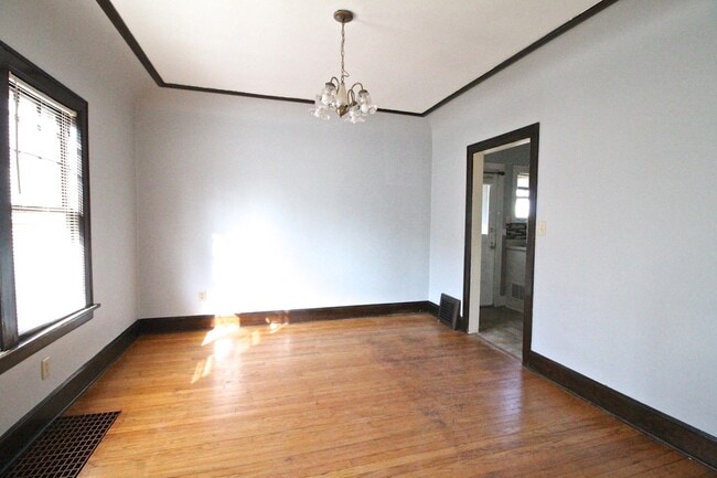 Building Photo - 2816 Dubuque St