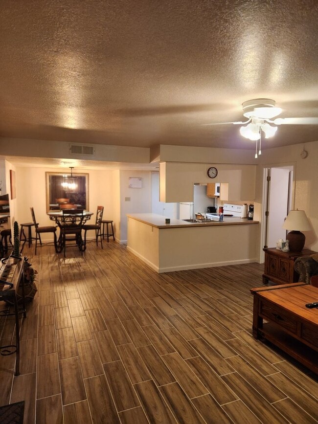 Building Photo - 2bd 2 ba ground level unit