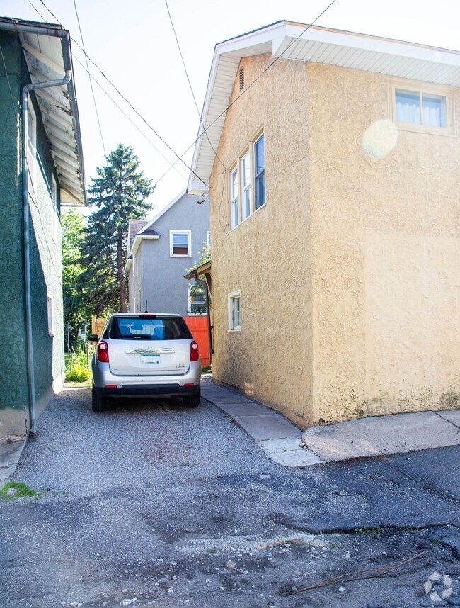 Building Photo - 407 9th St S