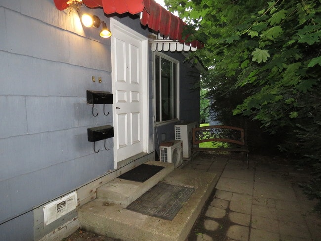 Private entrance - 237 Gompers Ave