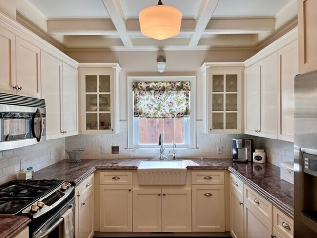 Foto del edificio - Historic Charm, Modern Comfort | 4BR + Den...