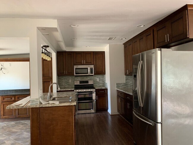 Foto del edificio - Beautiful 5 br(2 master) 3 bath house, gra...