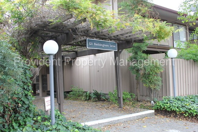 Foto del edificio - 121 Buckingham Dr