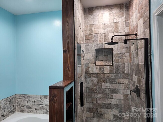 Foto del edificio - 317 Shingleoak Dr