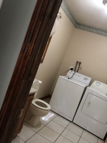 Building Photo - 48 Broadview Heights