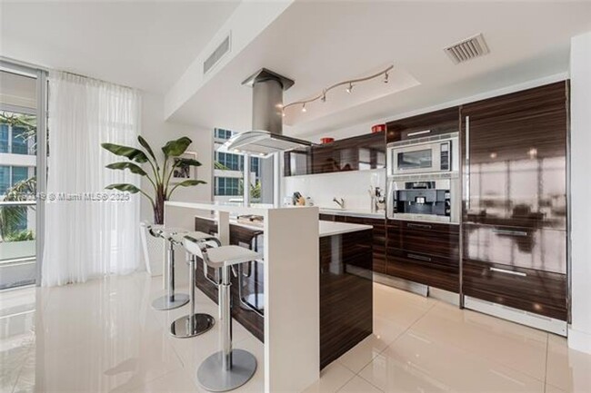 Building Photo - 3737 Collins Ave