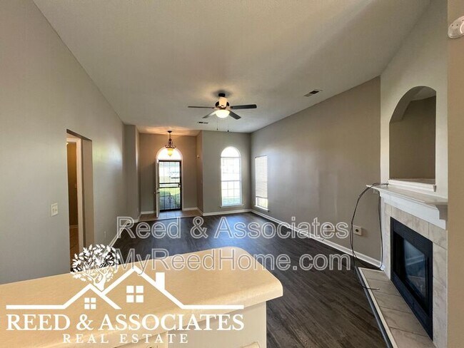 Foto del edificio - 4824 Pine Forrest Dr