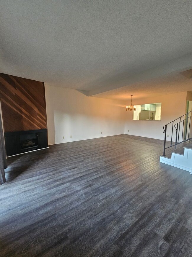 Building Photo - MOVE IN SPECIAL -Spacious 3 bedroom in hea...