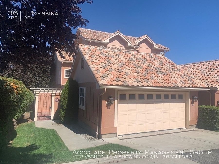 Primary Photo - Pristine Townhome in Gated Community