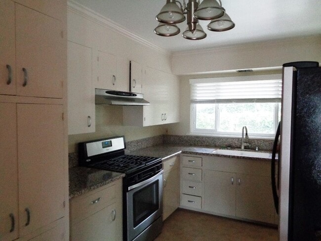 Building Photo - Four bedroom two bath Carmel CA