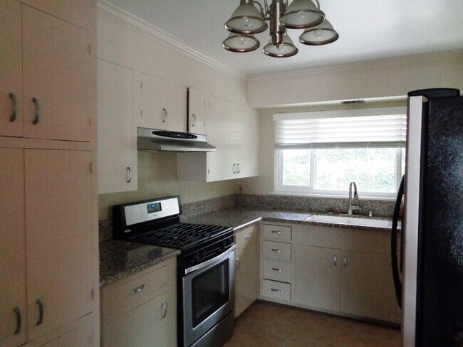 Foto del edificio - Four bedroom two bath Carmel CA