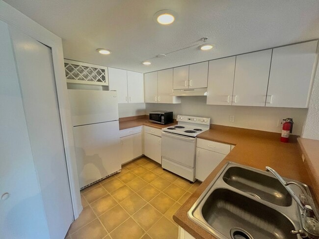 Building Photo - Spacious 2 Bed, 2 Bath + Loft in Prime Lak...