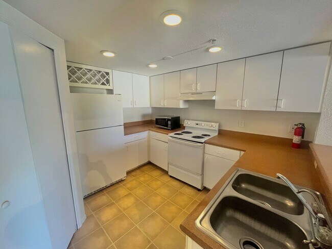 Foto del edificio - Spacious 2 Bed, 2 Bath + Loft in Prime Lak...