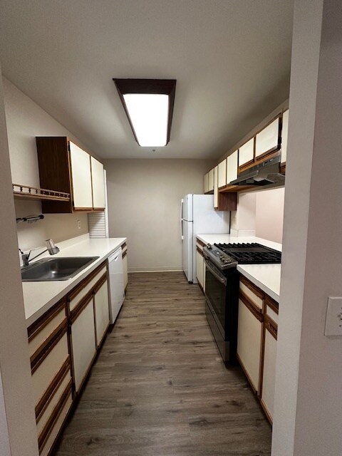 Building Photo - 2300 Waters Edge Dr