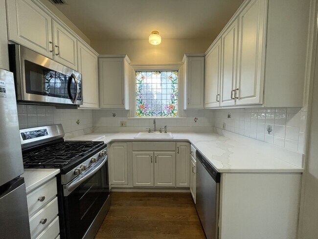 Foto del edificio - 3417 Plymouth Pl