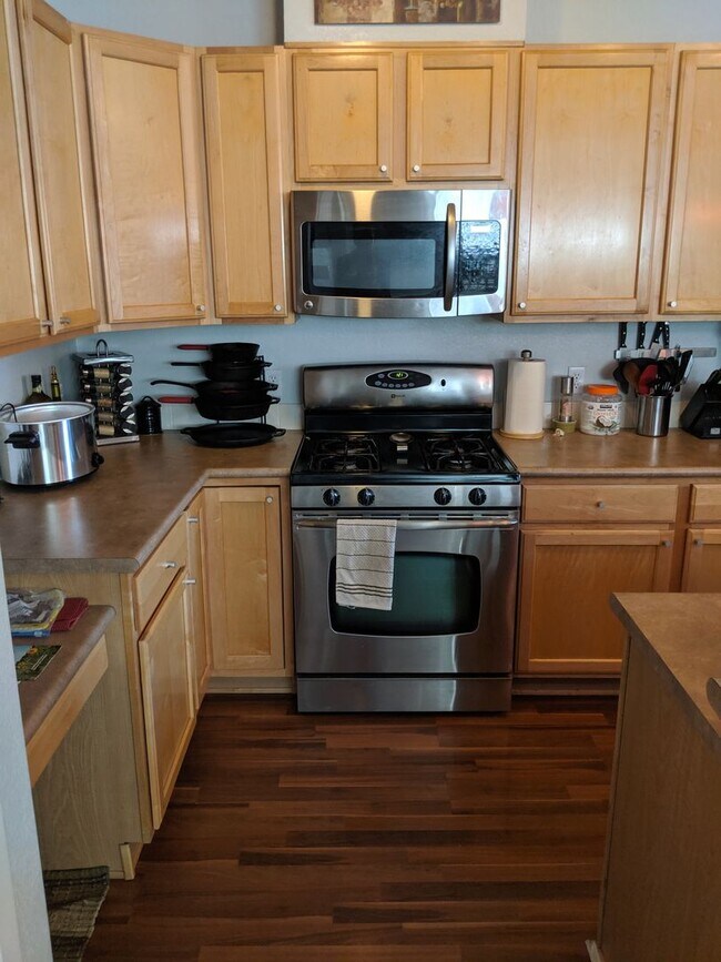 Building Photo - Stunning Sloan's Lake Condo - Just Steps A...