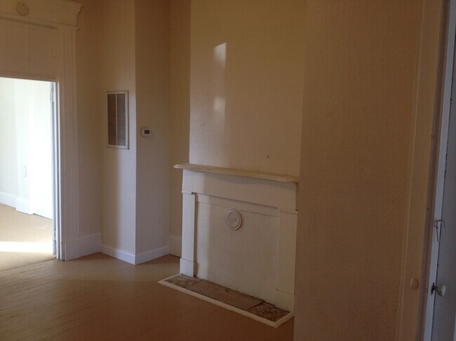 Middle bedroom - 720 dinwiddie st