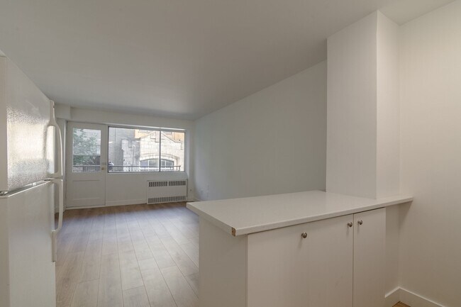 Building Photo - 3460 Rue Durocher