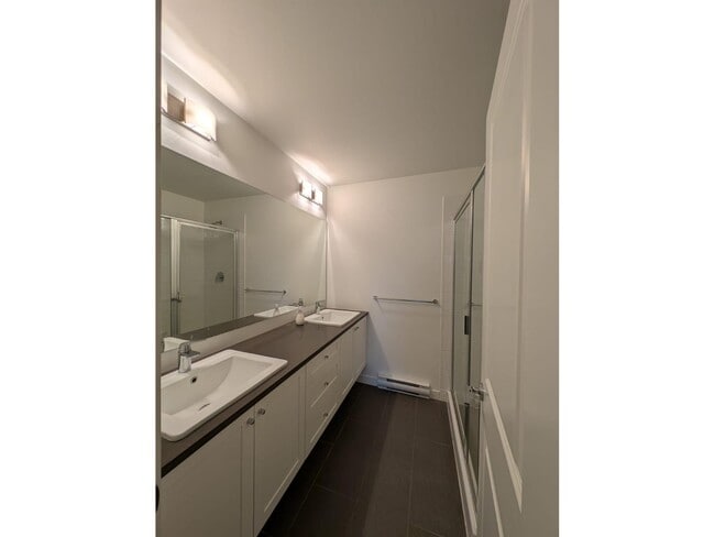 Building Photo - 15835-15885 85 Ave