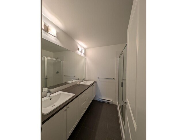 Photo du bâtiment - 15835-15885 85 Ave