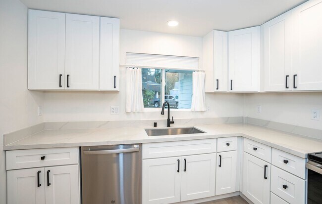 Building Photo - Updated Gig Harbor Duplex with Outdoor Space