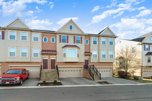 Foto del edificio - *UPCOMING* 3 Bedroom 2.5 Bath Town-Home Lo...