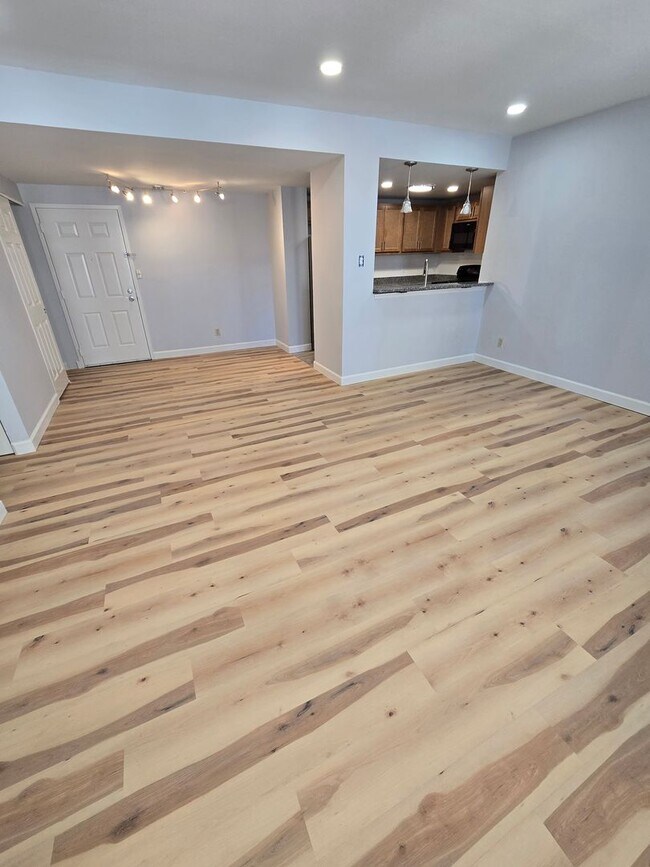 Foto del edificio - Beautifully renovated TWO-bedroom Condo on third floor with charm.