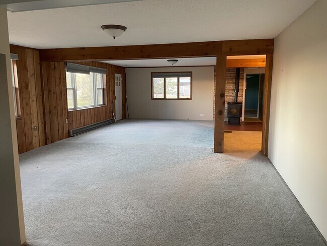 Building Photo - Discover a delightful 3-bedroom, 2-bathroo...