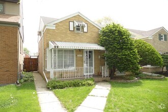 Building Photo - 2423 Elm St