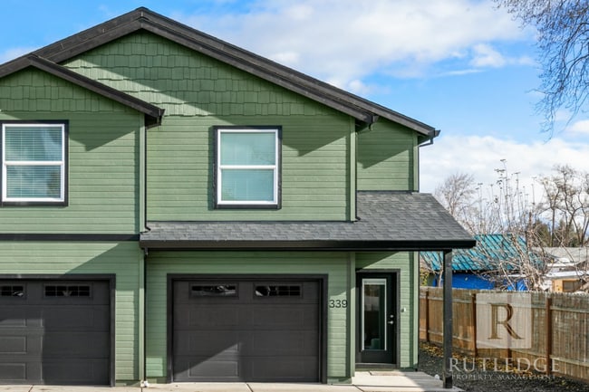 Building Photo - 3 Bed \ 2.5 Bath Gorgeous Newer Townhome!!