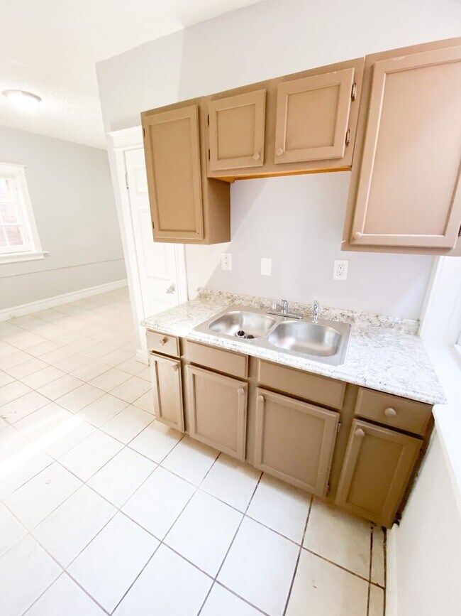 Building Photo - Spacious 2 bed/1 bath just south of Cherokee