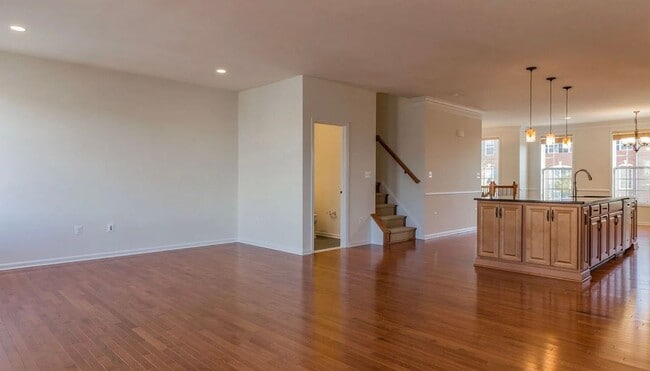 Building Photo - Stunning 3 Level, 3 Bed 3.5 Bath Townhome ...