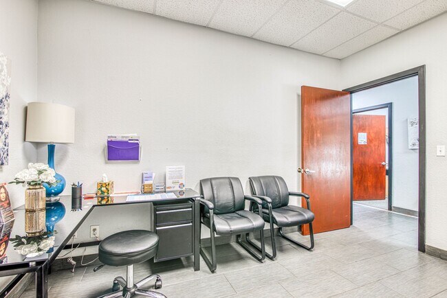 Foto del edificio - Move-in ready professional office space fo...