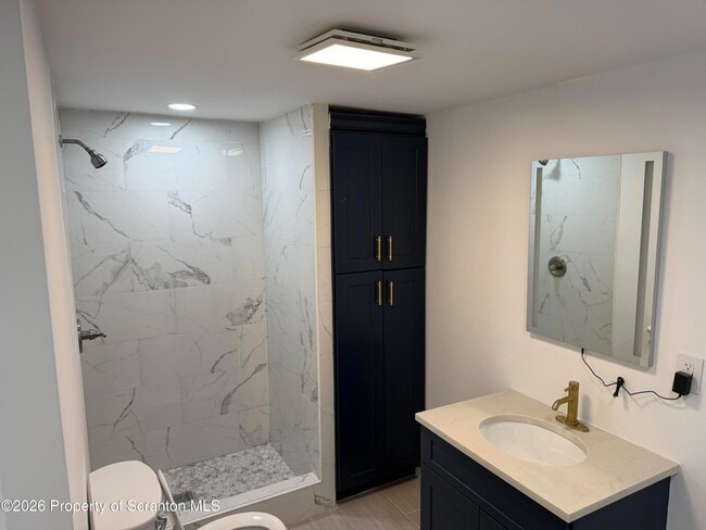 Building Photo - 539 E Pine St