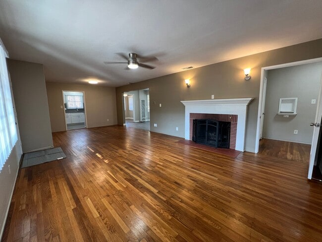 Building Photo - 4015 Calavo Dr