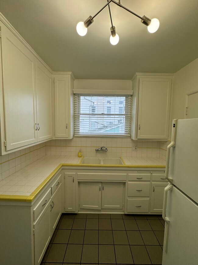Foto del edificio - 8711 W. Knoll Dr.